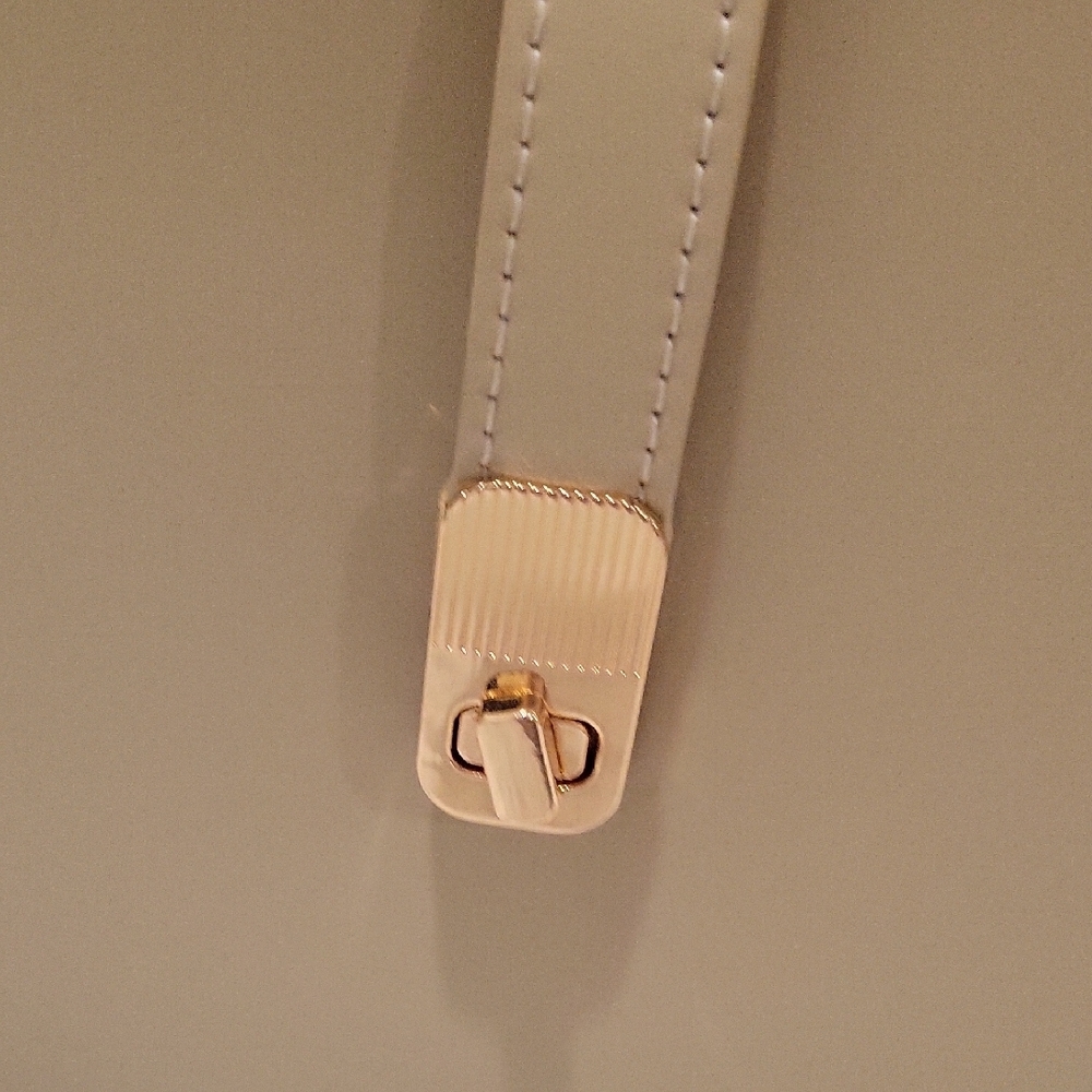 Chic Tan Shoulder Bag - Picture 5 of 15